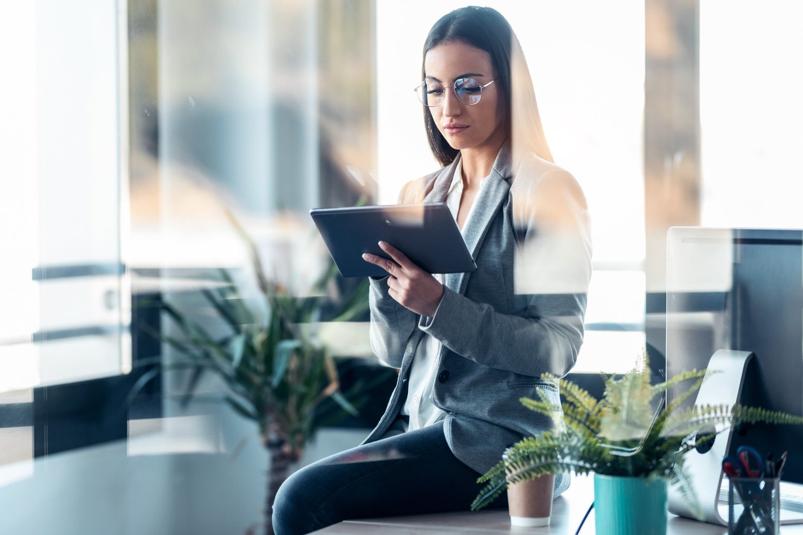 Professionnelle consultant un dossier numérique sur une tablette
