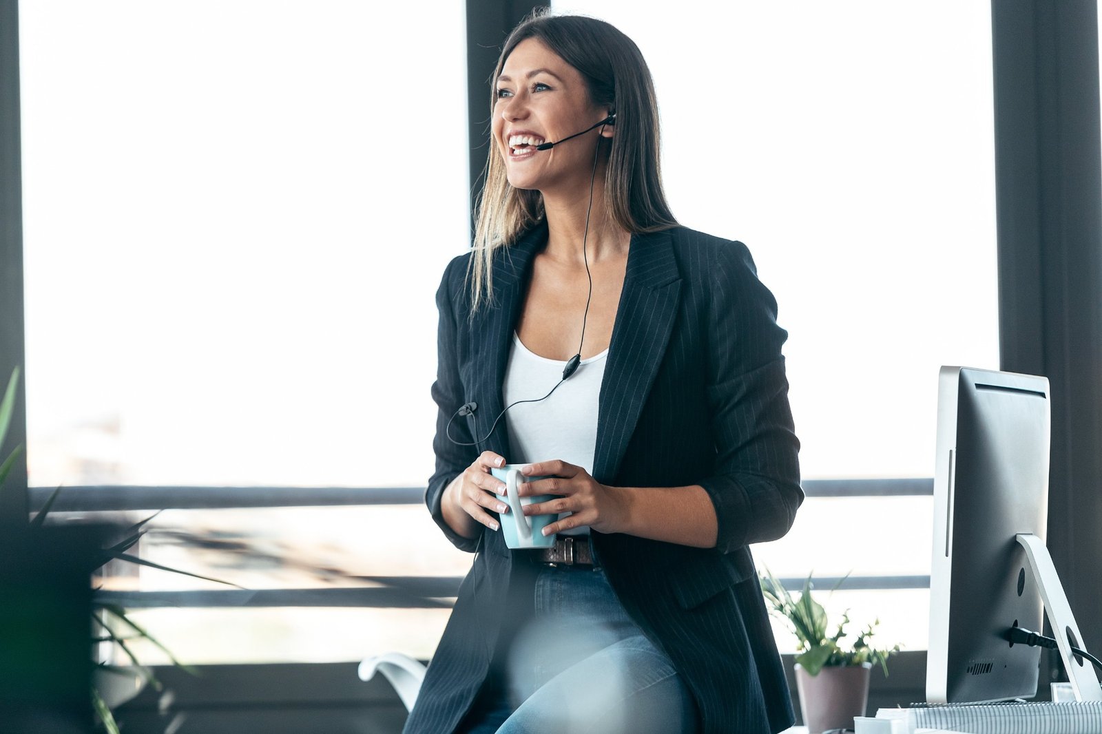 Professionista che consulta informazioni finanziarie