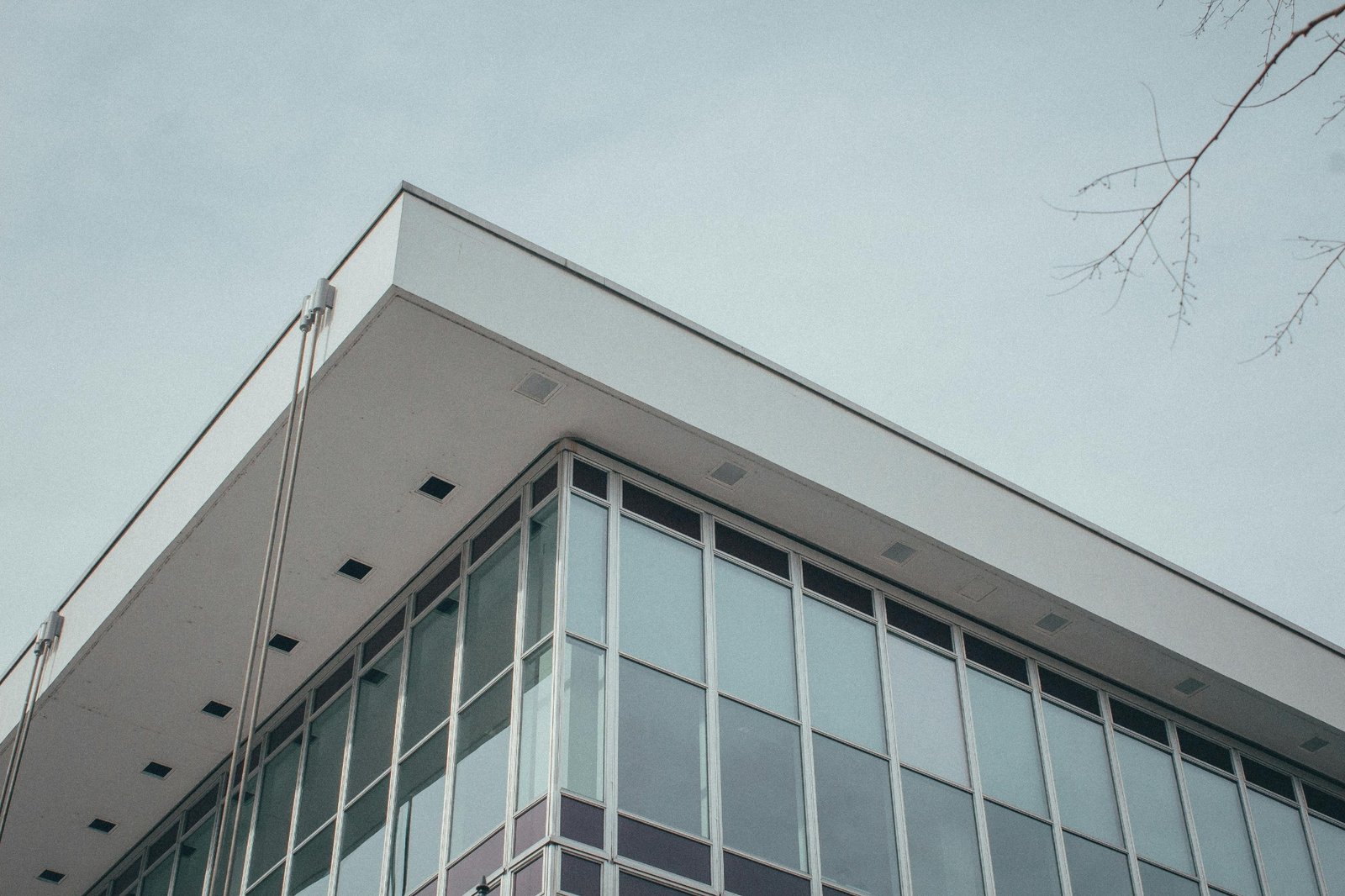Bâtiment moderne illustrant une décision structurée avant un financement