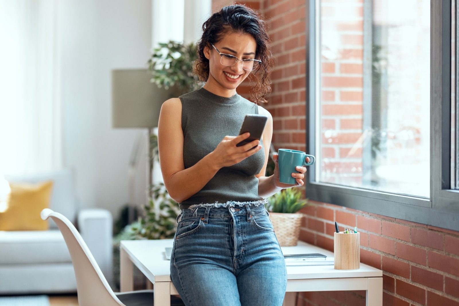 Personne consultant une demande de crédit en ligne sur son téléphone